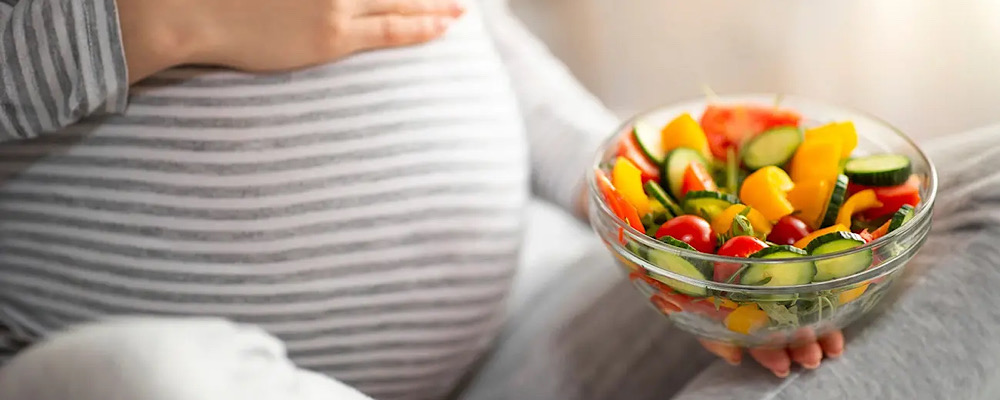 تغذیه ماه‌های اول بارداری برای رشد هوش جنین | بهترین غذاها و نکات مهم